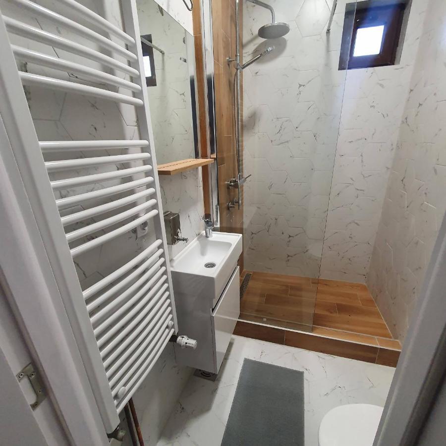 Che Private Rooms Banovci Novi Banovci Exterior photo